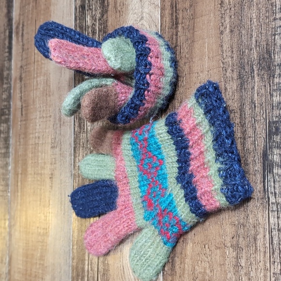 Wool Gloves Handmade in Nepal - Picture 6 of 9